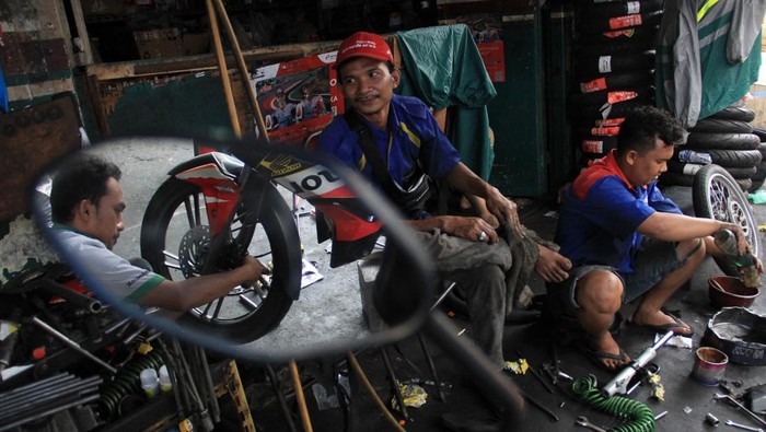 Mekanik memperbaiki sepeda motor di salah satu bengkel, Medan, Sumatera Utara, Selasa (26/3/2024). Menurut pengusaha, menjelang Lebaran permintaan jasa servis motor meningkat dari 20 unit per hari menjadi 50 sampai 70 unit sepeda motor per hari. ANTARA FOTO/Yudi Manar/rwa.