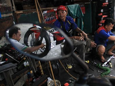Potret Sibuknya Jasa Servis Motor Jelang Lebaran