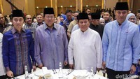 Prabowo duduk semeja dengan Ketua Majelis Tinggi PD Susilo Bambang Yudhoyono (SBY), Ketum PD Agus Harimurti Yudhoyono (AHY), dan Ketua Fraksi PD DPR RI Edhie Baskoro Yudhoyono (Ibas).