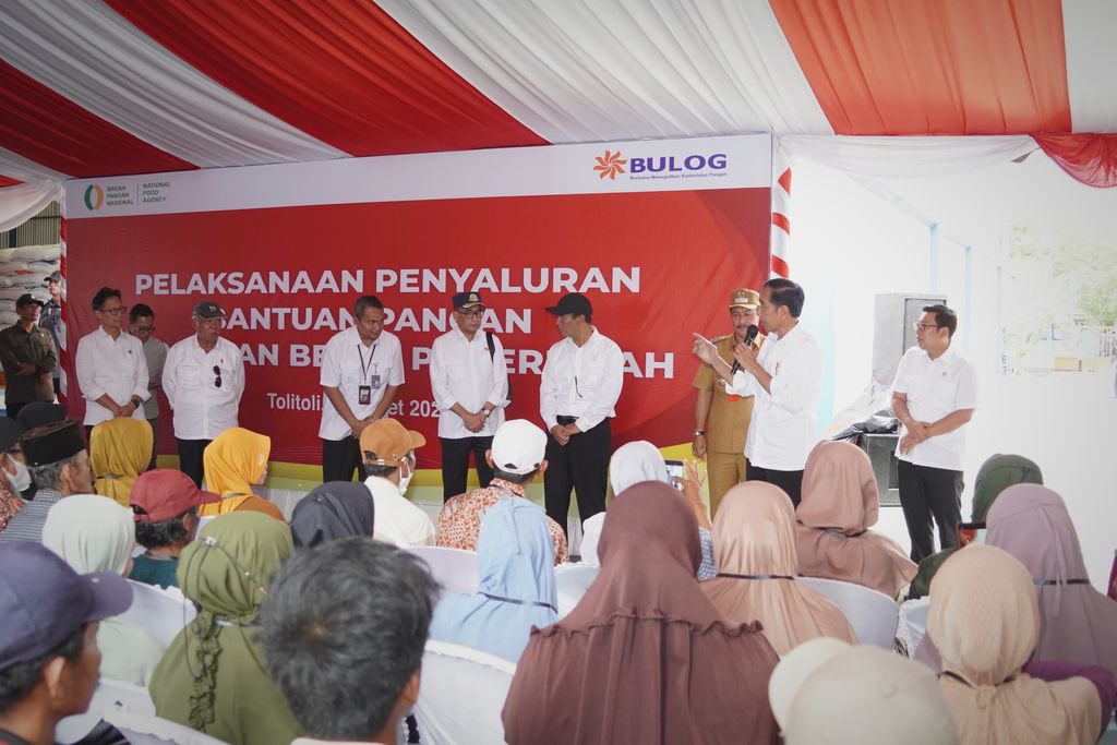 Presiden Jokowi meninjau langsung penyaluran banpang beras di Gudang Perum Bulog Kalangkangan, Tolitoli, Sulawesi Tengah, Rabu (27/3/2024). (dok. Bapanas)
