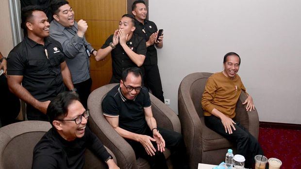 Presiden Jokowi nobar Indonesia Vs Vietnam bareng para menteri di Kota Palu (dok. Biro Setpres))