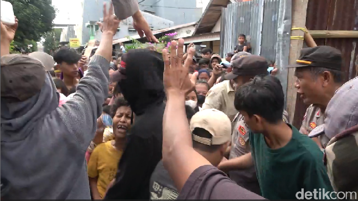 Proses bagi-bagi zakat di Makassar diwarnai kericuhan. Reinhard/detikSulsel