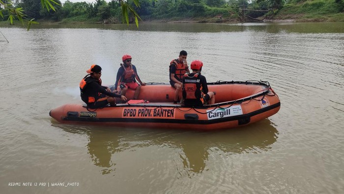 Proses pencarian bocah hilang usai terseret arus di Sungai Cisimeut, Lebak, Banten. (Foto: dok. Basarnas Banten)