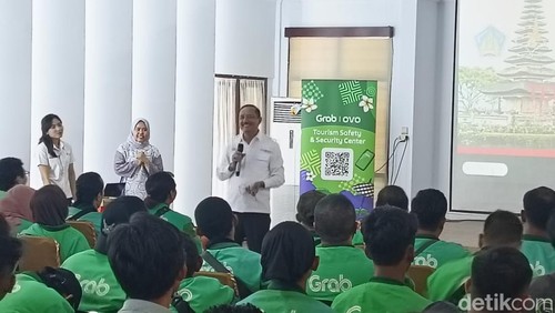 Puluhan pengemudi ojol mengikuti sosialisasi sadar wisata di Kantor Dinas Pariwisata Provinsi Bali, Denpasar, Rabu (27/3/2024). (Foto: Ni Made Lastri Karsiani Putri/detikBali)