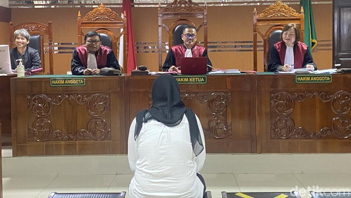 Putri Sumiati alias Uti (28) mulai diadili di kasus pembunuhan Roslindawati alias Ade Mbak (35) yang merupakan seorang debt collector.