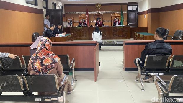 Putri Sumiati alias Uti (28) mulai diadili di kasus pembunuhan Roslindawati alias Ade Mbak (35) yang merupakan seorang debt collector.