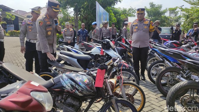 Ratusan motor yang diamankan saat razia balap liar di Sidoarjo