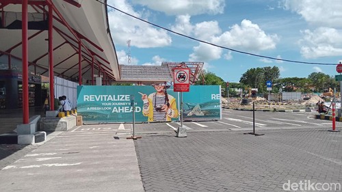 Renovasi di area menuju terminal domestik Bandara I Gusti Ngurah Rai, Bali, Rabu (27/2/2024). (Foto: Aryo Mahendro/detikBali)