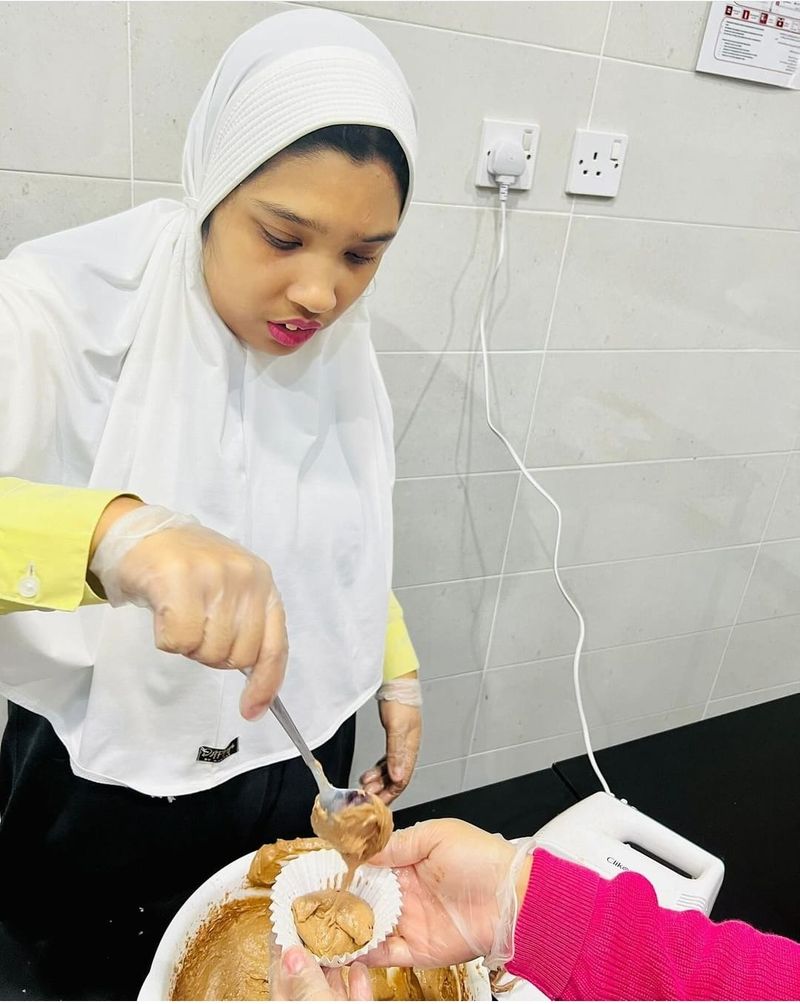 Izzata Fithra Hassan tengah membuat adonan untuk cookies