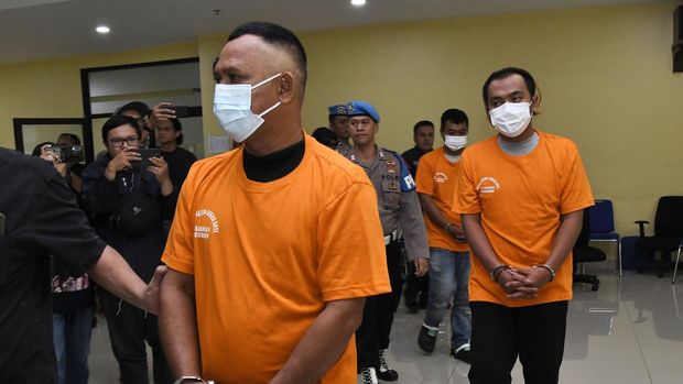 Seorang petugas Kepolisian membawa barang bukti selang untuk mencampur bensin dengan air usai rilis di Mapolres Bekasi Kota, Jawa Barat, Rabu (27/3/2024). Kepolisian mengamankan tiga tersangka bernama AD, EK, SH  yang bertugas sebagai supir serta kenek truk tangki atas kasus bensin yang dicampur air di pom bensin dengan kerugian mencapai Rp14 juta dari hasil penjualan bensin 1800 liter dan dua orang saksi masih dalam penyelidikan. ANTARAFOTO/ Fakhri Hermansyah/nz