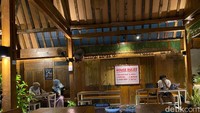 Area santap di sini cukup luas, bahkan ada lantai dua. Pengunjung bebas memilih tempat duduk jika sedang sepi atau menunggu diarahkan pegawai coffeeshop jika pengunjung sedang ramai. Foto: Andi Annisa DR/detikfood