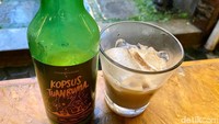 Bagi pencinta kopi susu creamy, jangan lewatkan Kopsus Salted Caramel (Rp 31.000). Cita rasanya manis creamy dan agak asin karena dibuat dengan susu, sirup karamel, dan Himalayan salt. Foto: Andi Annisa DR/detikfood