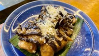 Sebagai menu buka puasa, kamu bisa pilih Pisang Coklat (Rp 26.000). Seporsinya terdiri dari potongan pisang goreng tepung yang cukup banyak. Toppingnya parutan keju, saus cokelat, dan kental manis. Foto: Andi Annisa DR/detikfood