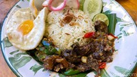 Soal oseng paru, rasanya juara! Begitu digigit, paru ini cukup empuk dan renyah. Untuk rasa pedasnya tergolong lembut sehingga aman dimakan mereka yang tak terlalu suka pedas. Foto: Andi Annisa DR/detikfood