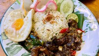 Ini dia menu utama favorit di Ruangnamu, Nasi Jeruk Paru (Rp 31.000). Berupa nasi daun jeruk, oseng paru pedas, telur mata sapi, kerupuk, dan lalapan timun. Foto: Andi Annisa DR/detikfood