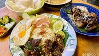 Berbagai menu tradisional dan Barat populer bisa jadi pilihan untuk menu buka puasa di sini. Harganya juga masih tergolong ramah di kantong, mulai dari Rp 20 ribuan. Foto: Andi Annisa DR/detikfood