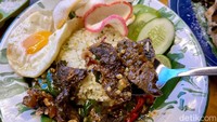 Tekstur nasi jeruknya pulen dengan rasa daun jeruk yang tercecap lembut. Untuk telur mata sapi, kamu bisa pilih tingkat kematangannya. Foto: Andi Annisa DR/detikfood