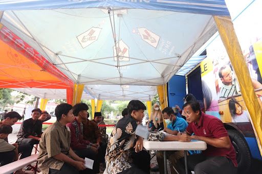 Santri, pengasuh, dan pengajar pondok pesantren mengikuti kegiatan pemeriksaan kesehatan.