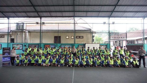 Satlantas Polres Malang membina sukarelawan pengatur lalu lintas (supeltas) agar supeltas paham saat mengatur arus lalu lintas di Malang. (dok Ist)