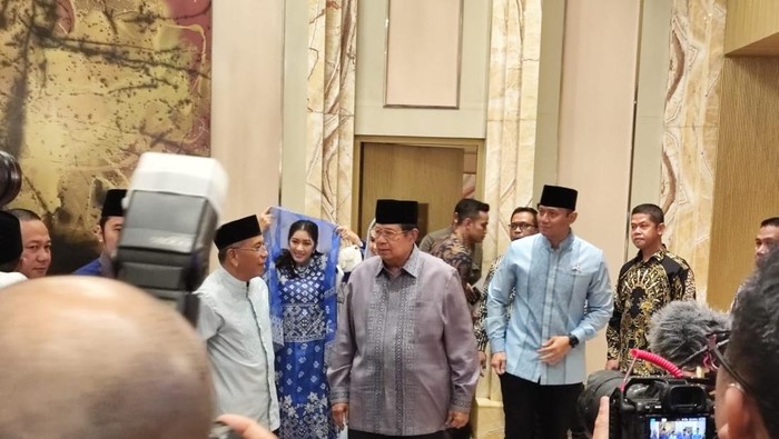 Partai Demokrat (PD) menggelar buka puasa bersama (bukber) presiden terpilih Prabowo Subianto, Rabu (27/3/2024). Bukber tersebut dihadiri Ketua Majelis Susilo Bambang Yudhoyono (SBY), Ketum Agus Harimurti Yudhoyono (AHY), dan Ketua Fraksi Partai Demokrat Edhie Baskoro Yudhoyono atau Ibas.
