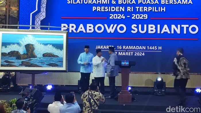 SBY beri lukisan ke Prabowo. (Matius Alfons/detikcom).