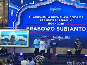 Momen SBY Berikan Lukisan Standing Firm Like Rocks ke Prabowo