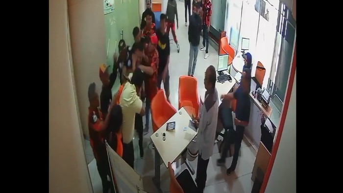 Seorang petugas keamanan kantor lembaga pembiayaan di Tasikmalaya dikeroyok kelompok ormas berseragam loreng.