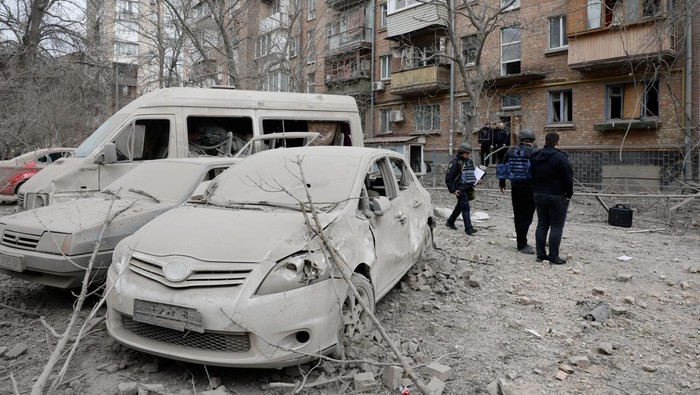 Rescuers work at the site of a building damaged by a Russian missile strike, amid Russia's attack on Ukraine, in Kyiv, Ukraine March 25, 2024. REUTERS/Gleb Garanich
