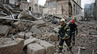 Walikota Kyiv, Vitali Klitschko, mengunjungi gedung tiga lantai yang hancur dan mengatakan pada saat itu 5 orang memerlukan perawatan medis dan menambahkan salah satu bangunan tersebut adalah pusat pendidikan dan tidak ada entitas militer.
