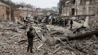 Reruntuhan bangunan tersebut, di kawasan yang dipenuhi blok apartemen bertingkat tinggi, berisi ruang olahraga dan ruang pameran akademi seni dan desain, menurut penjabat menteri kebudayaan Ukraina Rostyslav Karandieiev.