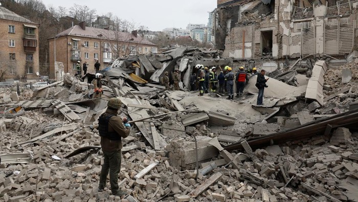 Serangan Besar-besaran Rusia Bikin Ukraina Porak-poranda Rescuers work at the site of a building damaged by a Russian missile strike, amid Russia's attack on Ukraine, in Kyiv, Ukraine March 25, 2024. REUTERS/Gleb Garanich