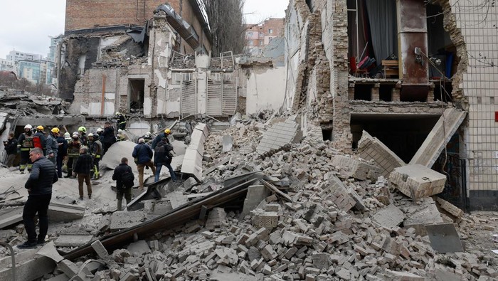 Rescuers work at the site of a building damaged by a Russian missile strike, amid Russia's attack on Ukraine, in Kyiv, Ukraine March 25, 2024. REUTERS/Gleb Garanich