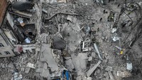Puing-puing juga berjatuhan di distrik Solomyanskyi, Holosiyivskyi dan Darnytskyi, kata pemerintah.