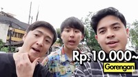 Pertama, mereka membeli gorengan seharga Rp 10 ribu. Terlihat ada tempe goreng, bakwan, sampai cireng yang bikin Jerome ngiler. Foto: YouTube Nihongo Mantappu
