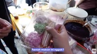 Jerome juga memperkenalkan aneka jajan pasar dan bubur manis ke Tomo dan Yusuke. Ia membeli klepon, bubur ketan item, dan putu mayang. Foto: YouTube Nihongo Mantappu