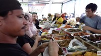 Melihat lapak nasi Padang, Tomo terkejut karena ramai pengunjung dan lauknya lengkap. Tiba-tiba ada nasi Padang, katanya heran. Foto: YouTube Nihongo Mantappu