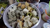 Siomay turut membuat Jerome kalap mata. Ia membeli satu porsi isi campur, tapi tanpa pare. Foto: YouTube Nihongo Mantappu