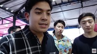 Ini wajah mereka saat tergiur melihat pempek yang dijajakan. Pempeknya terdiri dari berbagai jenis. Ia juga beli dimsum sampai steak ayam. Foto: YouTube Nihongo Mantappu
