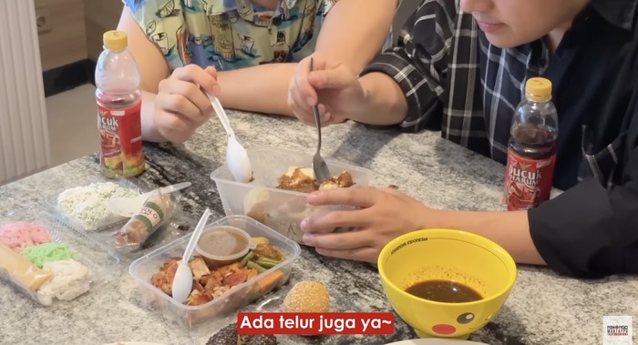 Seru! Jerome Polin Ikut 'Takjil War' di Benhil Bareng Tomo dan Yusuke