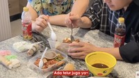 Mereka juga antusias mencicipi siomay yang dibaluri bumbu kacang. Tomo paling suka bumbu kacangnya yang bertekstur legit dan rasanya enak. Foto: YouTube Nihongo Mantappu