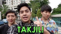 Jerome ditemani 2 sahabatnya dari Waseda Boys, Tomo dan Yusuke. Mereka memutuskan takjil war di pasar Benhil yang terkenal dengan deretan penjaja takjilnya. Foto: YouTube Nihongo Mantappu