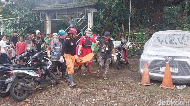 Sesosok mayat ditemukan di aliran Sungai Ciliwung di kolong Jembatan Sempur, Bogor. Korban tidak dikenal tersebut sempat dikira manekin oleh warga. (M Sholihin/detikcom)