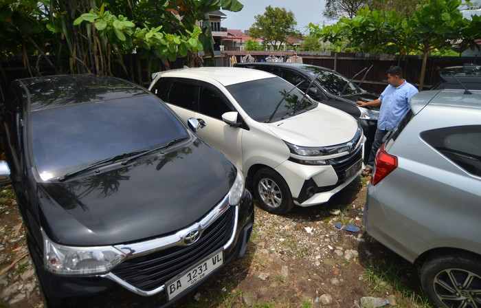 Pekerja mengecek kondisi mobil yang akan disewakan di salah satu usaha rental mobil di  Padang, Sumatera Barat, Rabu (27/3/2024). Menurut pengusaha rental di Padang itu, jasa penyewaan mobil berbagai jenis menjelang lebaran meningkat hingga 20 persen dibandingkan tahun lalu, dan armada yang ada nyaris habis dipesan untuk kebutuhan perantau saat libur lebaran. ANTARA FOTO/Iggoy el Fitra/nz