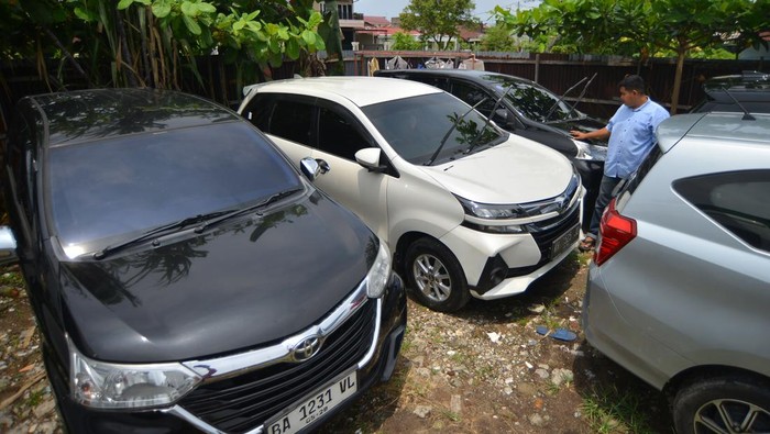 Pekerja mengecek kondisi mobil yang akan disewakan di salah satu usaha rental mobil di  Padang, Sumatera Barat, Rabu (27/3/2024). Menurut pengusaha rental di Padang itu, jasa penyewaan mobil berbagai jenis menjelang lebaran meningkat hingga 20 persen dibandingkan tahun lalu, dan armada yang ada nyaris habis dipesan untuk kebutuhan perantau saat libur lebaran. ANTARA FOTO/Iggoy el Fitra/nz