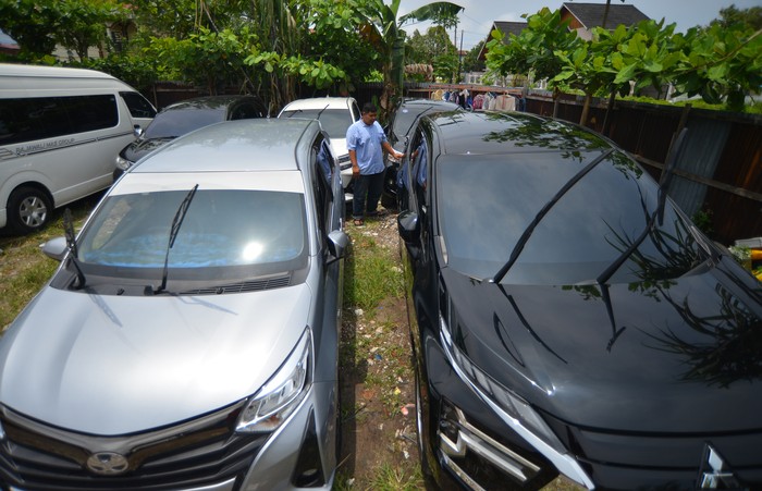 Pekerja mengecek kondisi mobil yang akan disewakan di salah satu usaha rental mobil di  Padang, Sumatera Barat, Rabu (27/3/2024). Menurut pengusaha rental di Padang itu, jasa penyewaan mobil berbagai jenis menjelang lebaran meningkat hingga 20 persen dibandingkan tahun lalu, dan armada yang ada nyaris habis dipesan untuk kebutuhan perantau saat libur lebaran. ANTARA FOTO/Iggoy el Fitra/nz