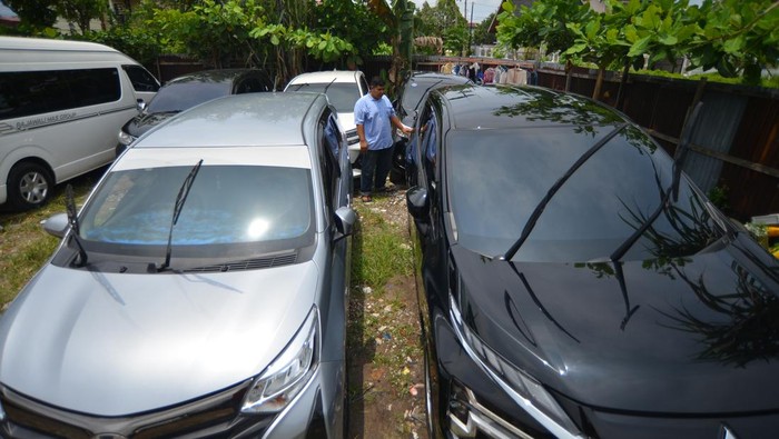 Siap Mudik, Jasa Penyewaan Mobil di Padang Meningkat Pekerja mengecek kondisi mobil yang akan disewakan di salah satu usaha rental mobil di Padang, Sumatera Barat, Rabu (27/3/2024). Menurut pengusaha rental di Padang itu, jasa penyewaan mobil berbagai jenis menjelang lebaran meningkat hingga 20 persen dibandingkan tahun lalu, dan armada yang ada nyaris habis dipesan untuk kebutuhan perantau saat libur lebaran. ANTARA FOTO/Iggoy el Fitra/nz