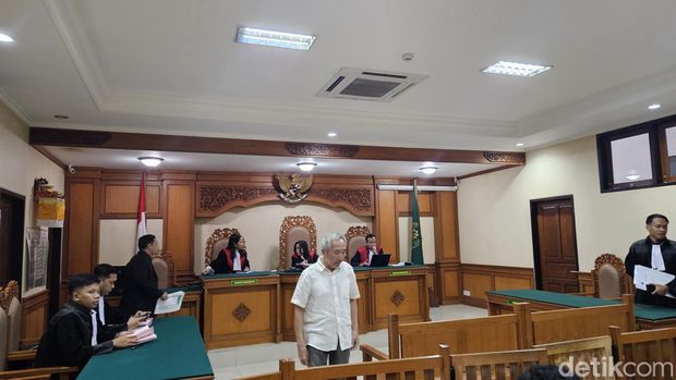 Sidang perdana kasus jatuhnya tram lift di Ayuterra Resort dengan terdakwa Vincent Juwono di PN Gianyar, Rabu (27/3/2024). (Putu Krista/detikBali)
