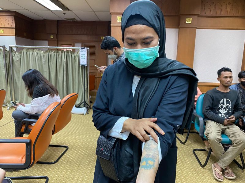 Siti menunjukkan tato di tangannya yang mulai memudar (Devi/detikcom)