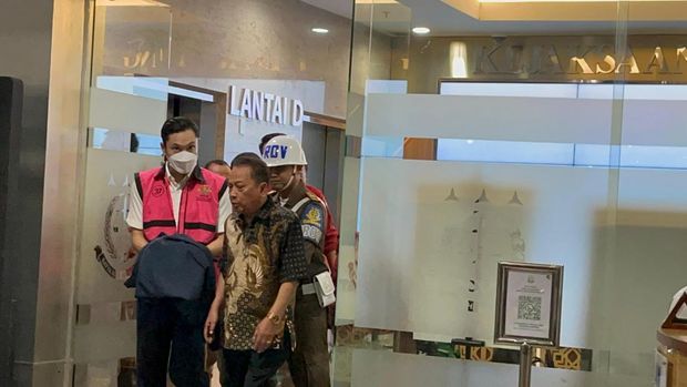 suami aktris Sandra Dewi, Harvey Moeis sebagai tersangka dalam kasus korupsi tata niaga komoditas timah wilayah Izin Usaha Pertambangan (IUP) PT Timah Tbk tahun 2015 s/d 2022.