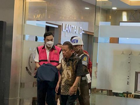 suami aktris Sandra Dewi, Harvey Moeis sebagai tersangka dalam kasus korupsi tata niaga komoditas timah wilayah Izin Usaha Pertambangan (IUP) PT Timah Tbk tahun 2015 s/d 2022.
